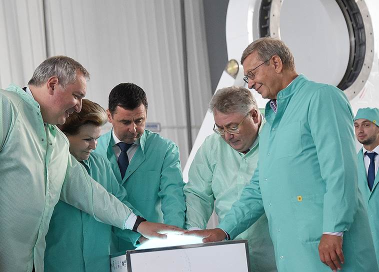 Дмитрий Рогозин (слева), Дмитрий Миронов (в центре) и Владимир Евтушенков (справа) прикоснулись к высоким технологиям