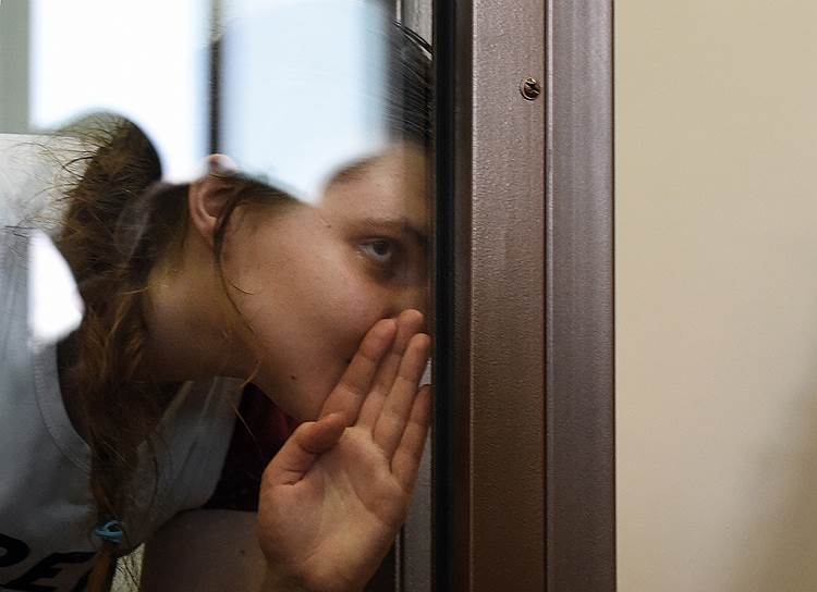 Анна Павликова и Мария Дубовик в суд теперь будут приезжать из дома