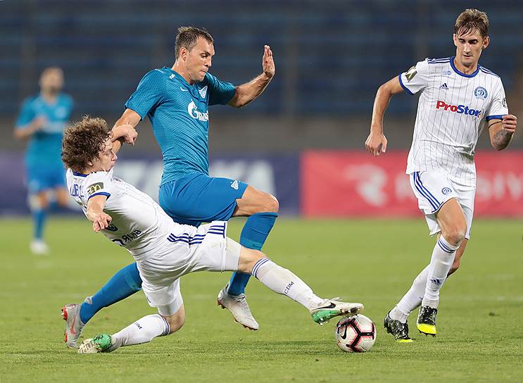 Три из восьми мячей в ворота минского «Динамо» забил Артем Дзюба (в синей форме)