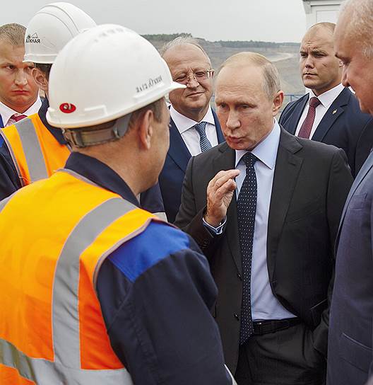 Президент России Владимир Путин увлекся разговором с рабочими и долго не хотел от них уходить