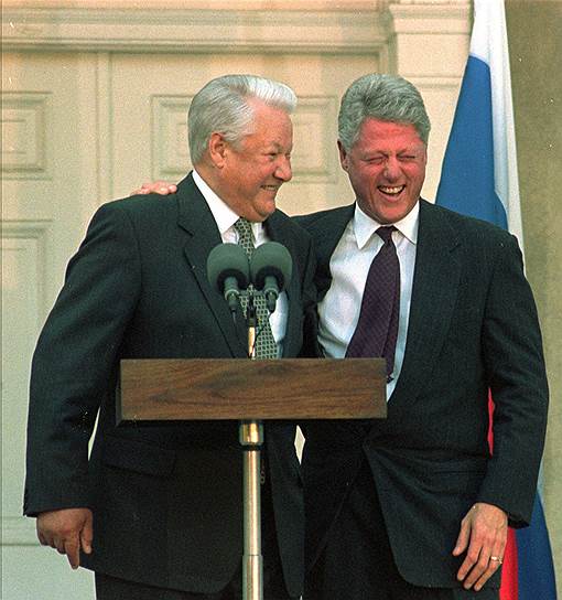 Несмотря на разногласия и конфликты из-за Югославии и НАТО, Борис Ельцин и Билл Клинтон сохраняли теплые дружеские отношения