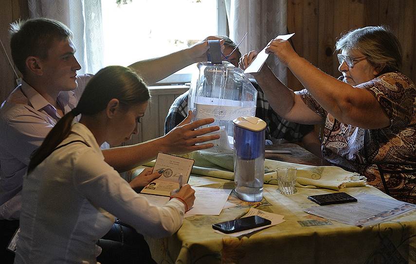 Выборы мэра Москвы дотянулись до избирателей и в городе, и на дачах