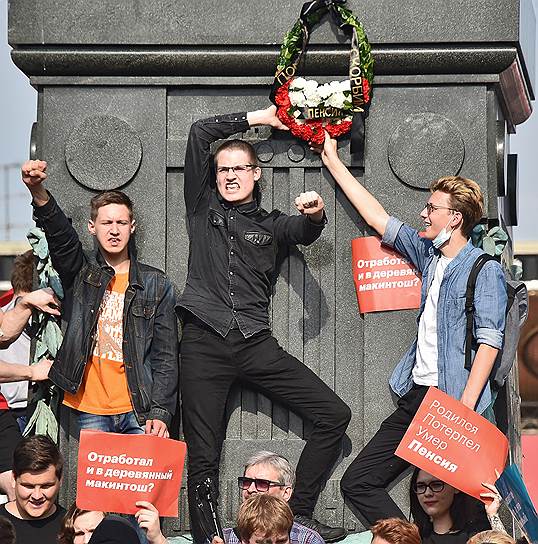 Московская полиция не мешала сторонникам Алексея Навального, пока они оккупировали только памятник Пушкину
