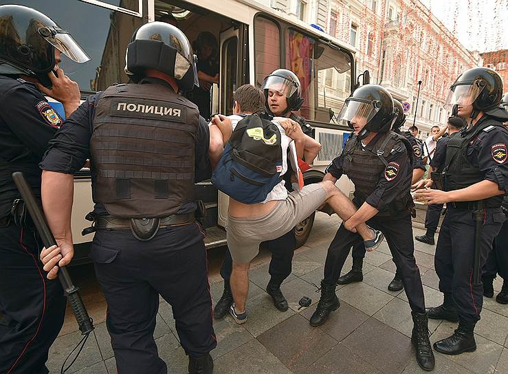 Полиция во время несанкционированных акций протеста 9 сентября вела себя строго в соответствии с законодательством, считает пресс-секретарь президента Дмитрий Песков