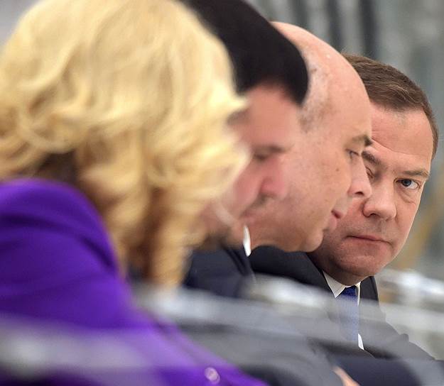 Правительство Дмитрия Медведева готовит себе фронт работ шире, чем указ Владимира Путина о нацпроектах