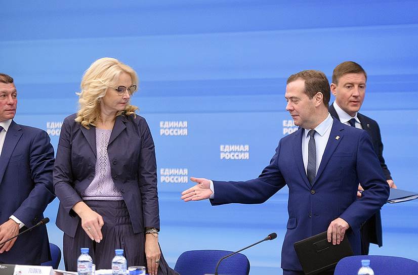 Премьер Дмитрий Медведев (справа) обсудил с однопартийцами и коллегами очередные поправки к пенсионной реформе, но никому о них не рассказал
