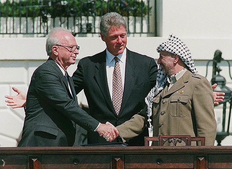 Историческое рукопожатие израильского премьера Ицхака Рабина и лидера ООП Ясира Арафата в присутствии президента США Билла Клинтона стало символом ближневосточного урегулирования, которое пока так и остается несбыточной мечтой
