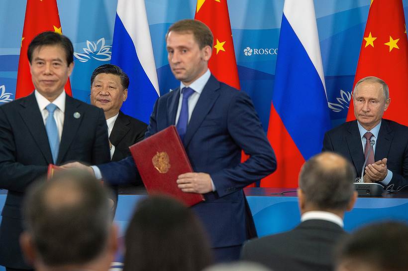 Президент России Владимир Путин (справа) и председатель КНР Си Цзиньпин (второй слева) во время церемонии подписания совместных документов по итогам встречи