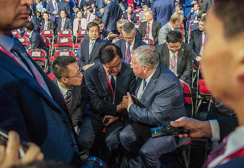 Китайские собеседники россиянина Игоря Сечина в какой-то момент посерьезнели вместе с ним