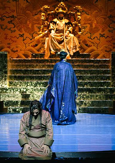 Нарядность спектакля надвигается на зрителя неуклонно, как золотой трон императора Китая