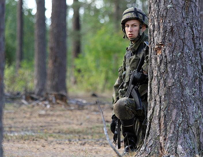 Срочную военную службу проходят 75% финских мужчин — ежегодно это порядка 40 тыс. новобранцев и участников сборов