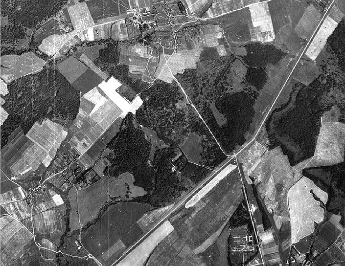 Разведывательный аэрофотоснимок Люфтваффе за 26 августа 1942 года, хранящийся в национальном архиве США, на котором изображена территория спецобъекта НКВД «Коммунарка»