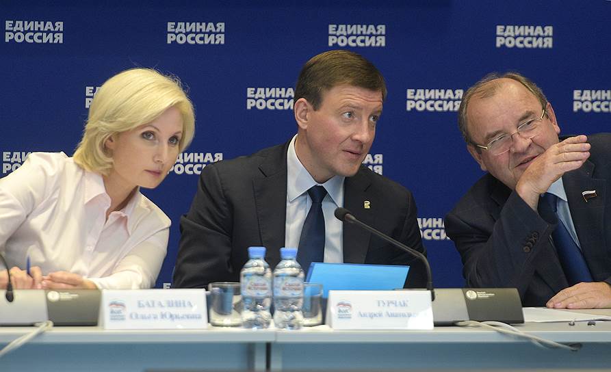 Секретарь генсовета «Единой России» Андрей Турчак (в центре) готовится разобраться с кадрами, которые недоработали на региональных выборах