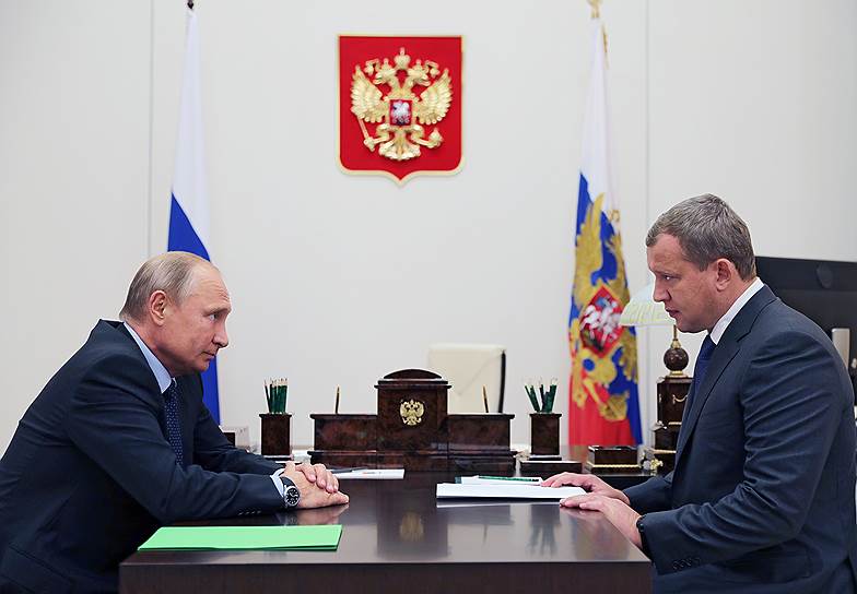Президент РФ Владимир Путин и бывший заместитель руководителя Федеральной таможенной службы России Сергей Морозов (справа)