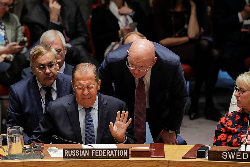 Министр иностранных дел России Сергей Лавров (в центре), постпред России в ООН Василий Небензя (справа)