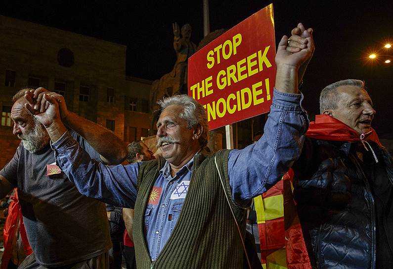 Сторонники оппозиции отпраздновали низкую явку как свою победу, считая, что, не придя на референдум, народ отверг переименование Македонии и ее вступление в европейские структуры