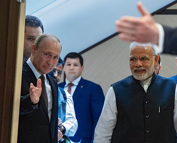 Президент России Владимир Путин (слева) и премьер-министр Индии Нарендра Моди
