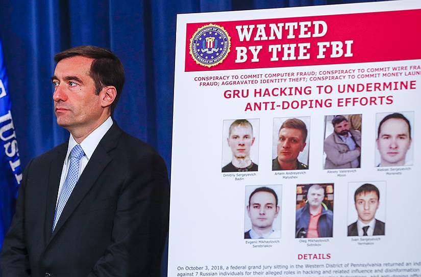 В четверг Вашингтон обвинил семерых сотрудников российского ГРУ — в том числе тех четверых, которые были пойманы в Гааге,— в «проведении вредоносной кибердеятельности против США и их союзников»
