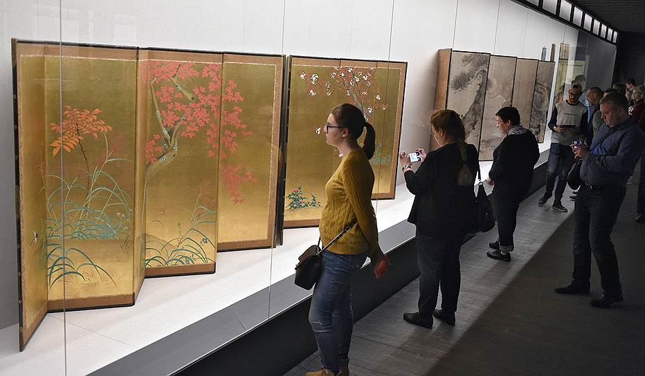 Драгоценные ширмы показывают японское искусство эпохи Эдо многосложным и многоплановым