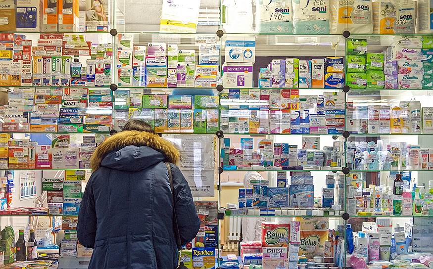Государство, ранее воспринимавшее вложения в льготные лекарства как сокращение будущих медицинских трат, сократило закупки «бесплатных» препаратов из-за бюджетных ограничений