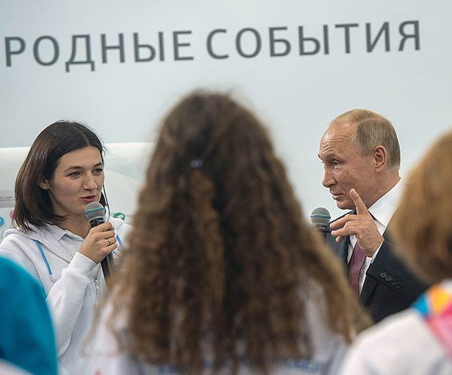 На встрече с волонтерами Владимир Путин что-то недоговаривал, а слова за его спиной кто-то, казалось, недописывал, но получалось от этого еще лучше