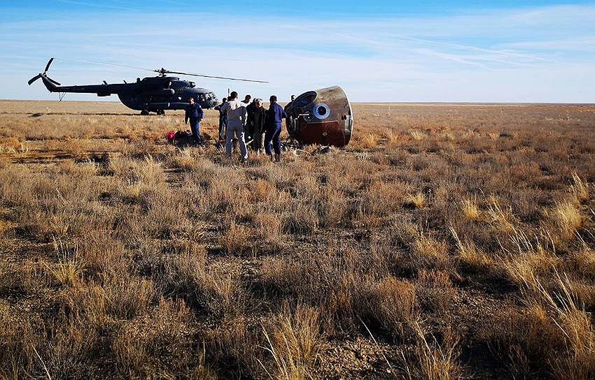 Спасатели быстро нашли спускаемый аппарат с космонавтами после нештатного аварийного приземления в Джезказганской степи