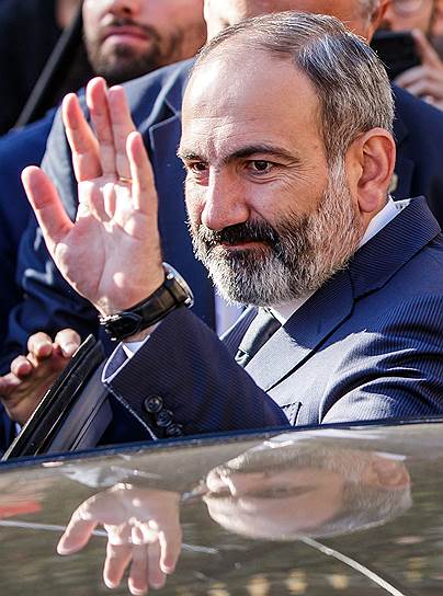 Премьер Армении Никол Пашинян успокоил своих сторонников словами о том, что цель отставки — «не убежать от ответственности, а, наоборот, довести до конца „бархатную революцию“ и полностью вернуть власть народу»