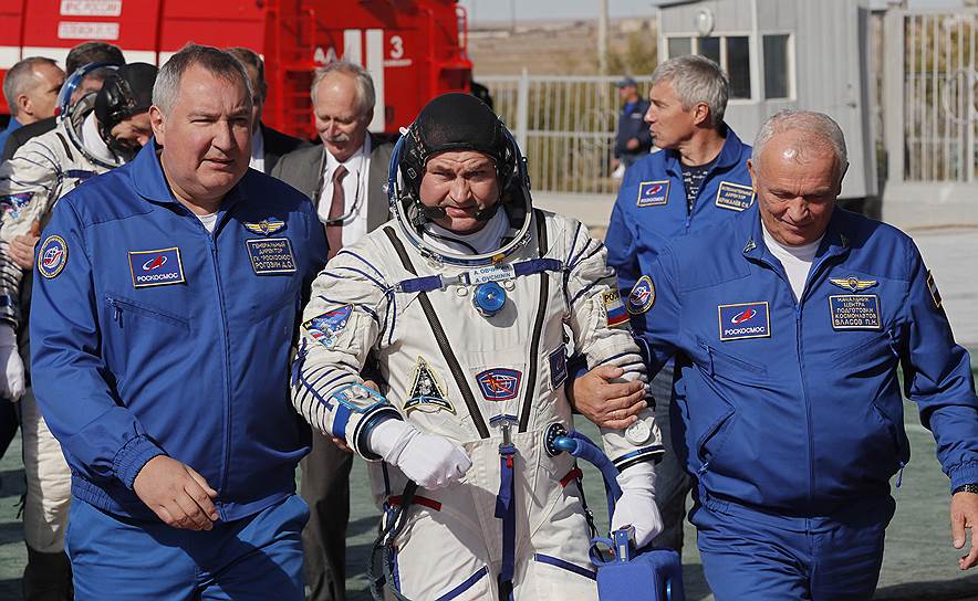 Глава «Роскосмоса» Дмитрий Рогозин (слева) и космонавт Алексей Овчинин (в центре)