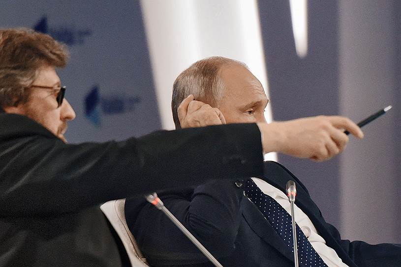 Федор Лукьянов (слева) взял на себя и Валдайский клуб обязательство в следующий раз интеллектуально удивить президента