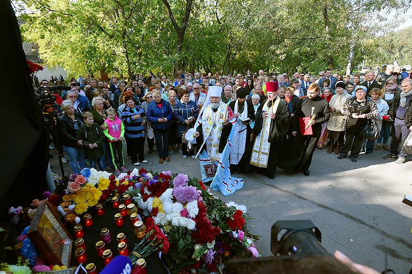 Молебен по погибшим при нападении на Керченский политехнический колледж