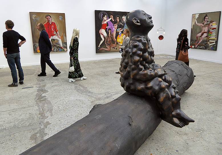 Скульптура Паломы Варги Вайс не обращает внимания на парижан, которые разглядывают забавные картинки Кати Нек на стенде лондонской галереи Sadie Coles HQ