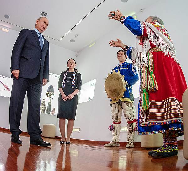 Представительница коренных народов Югры Мария Волдина посылала Владимиру Путину лучи добра и света 