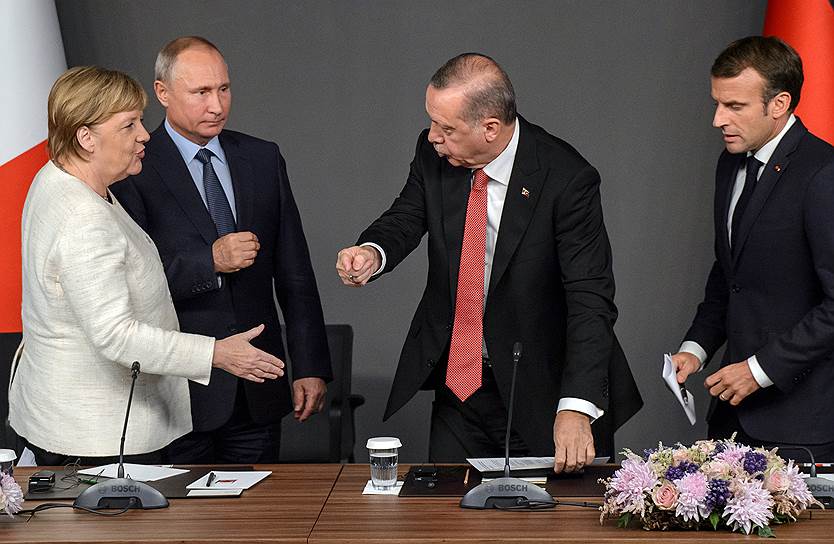 Слева направо: канцлер Германии Ангела Меркель, президент России Владимир Путин, президент Турции Реджеп Тайип Эрдоган и президент Франции Эмманюэль Макрон