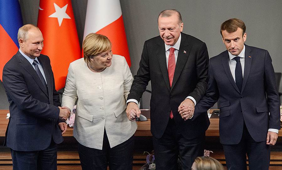 Фотокорреспондент ТАСС заставил четырех лидеров демонстративно держаться за руки