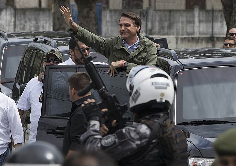 Новый президент Бразилии Жаир Болсонару намерен бороться с преступностью, разрешив свободное ношение оружия и смягчив правила применения силы для полицейских