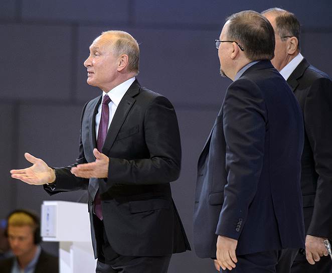 Владимир Путин в этот день подарил соотечественникам за рубежом свою подпись под новой редакцией Концепции миграционной политики России