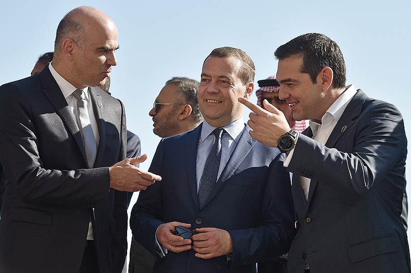 Премьер-министр РФ Дмитрий Медведев обсудил с другими участниками конференции (слева — президент Швейцарии Ален Берсе, справа — премьер Греции Алексис Ципрас) подходы к ливийскому урегулированию