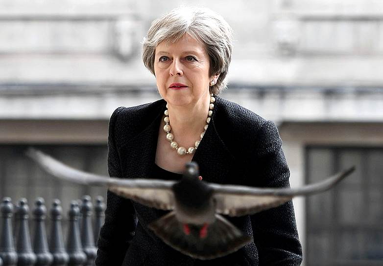 Премьер-министр Великобритании Тереза Мэй, потеряв двух министров своего кабинета, задумалась, кто будет третьим
