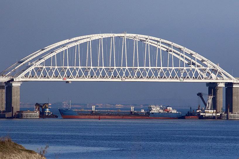 Чтобы воспрепятствовать проходу через Керченский пролив украинских военных кораблей, Россия перекрыла его гражданским сухогрузом