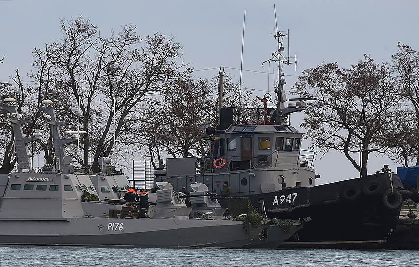 В результате воскресного инцидента ВМС Украины лишились трех единиц техники из 40. На фото: малый бронированный артиллерийский катер «Никополь» и рейдовый буксир «Яны Капу» в порту Керчи