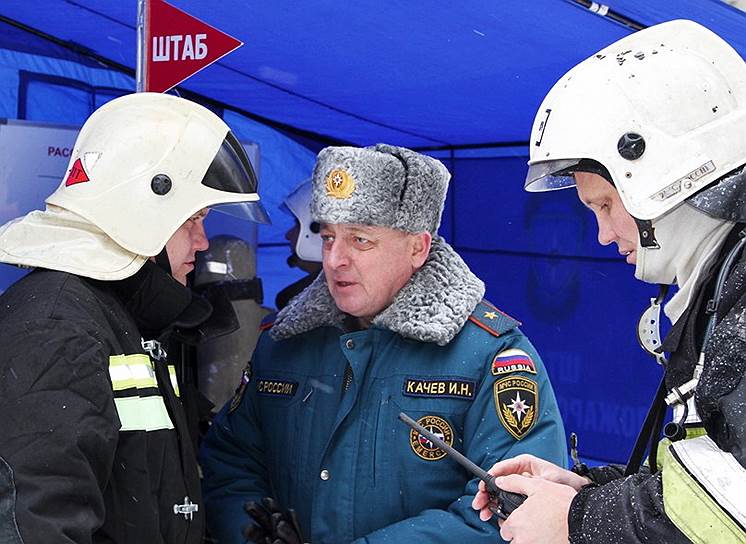 Генерал-майора Игоря Качева (в центре) заподозрили в нарушениях при покупке спецтехники
