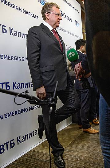 Глава Счетной палаты Алексей Кудрин на форуме рассказывал, что экономика страны нетвердо стоит на ногах. А сам-то…