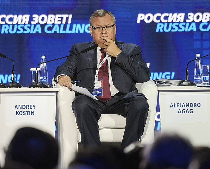 Президент ВТБ Андрей Костин из такого кресла уходит встречать Владимира Путина раз в год последние десять лет подряд