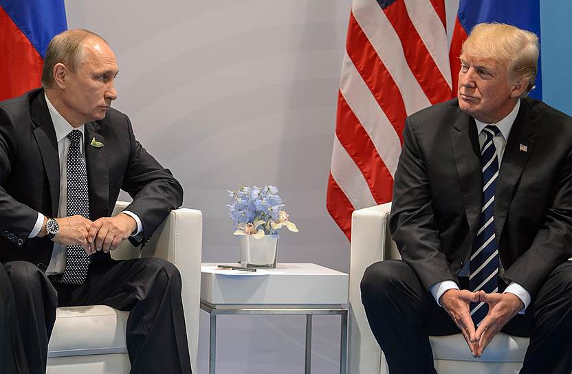 Президент России Владимир Путин (слева) и президент США Дональд Трамп