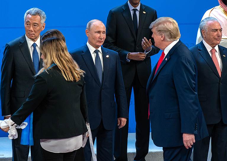 Перед церемонией фотографирования Дональд Трамп прошел мимо Владимира Путина