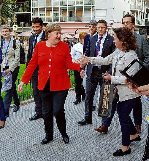 По окончании саммита Ангела Меркель, живущая в одном отеле с Владимиром Путиным, неожиданно вышла прогуляться до кладбища, на пути ей встретилось много очень живых людей