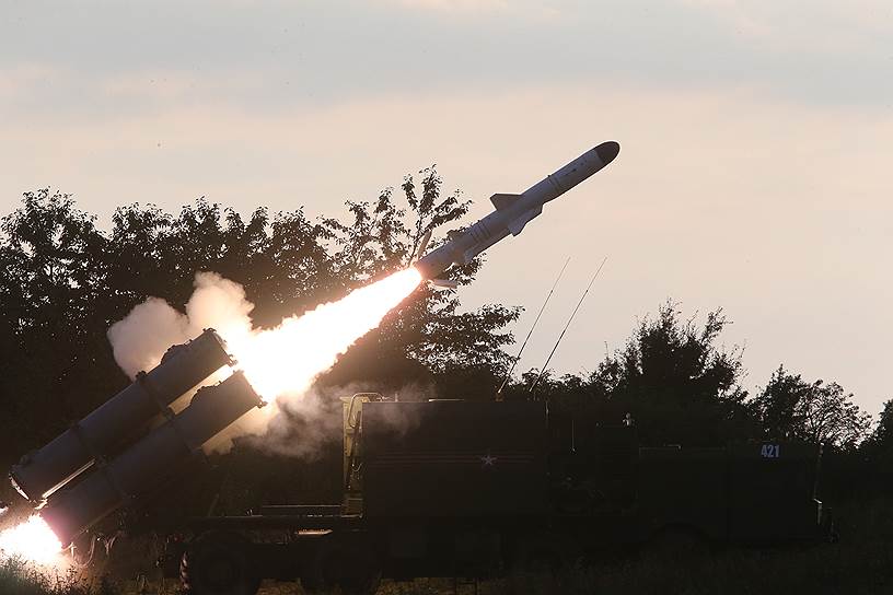 Запуск противокорабельной крылатой ракеты береговым ракетным комплексом «Бал»