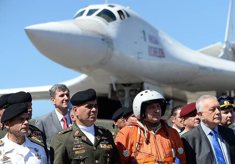 Торжественно встретив российские Ту-160, министр обороны Венесуэлы Владимир Падрино Лопес (второй слева в первом ряду) призвал «не бояться их присутствия»