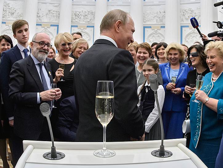 Владимир Путин хотел чокнуться с лауреатами, но уполномоченный по правам человека в РФ Татьяна Москалькова и ее подшефные в регионах с энтузиазмом овладевали его вниманием