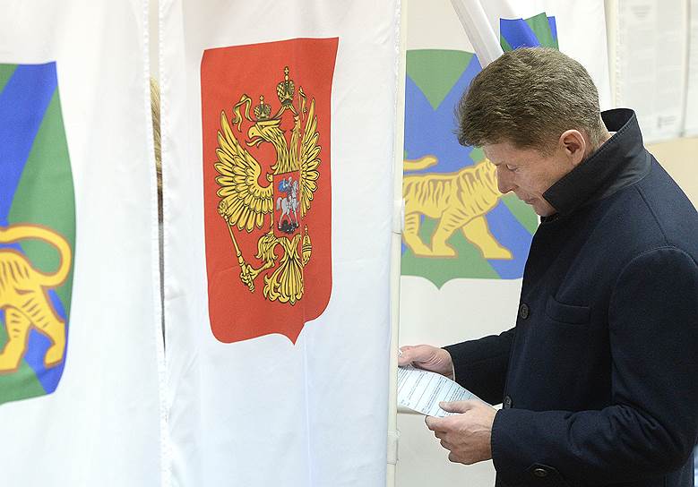 Врио губернатора Приморского края Олег Кожемяко во время голосования на одном из избирательных участков во Владивостоке
